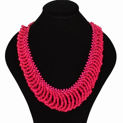 Collar étnico largo artesanal de madera roja – Brazaletes y Sortijas